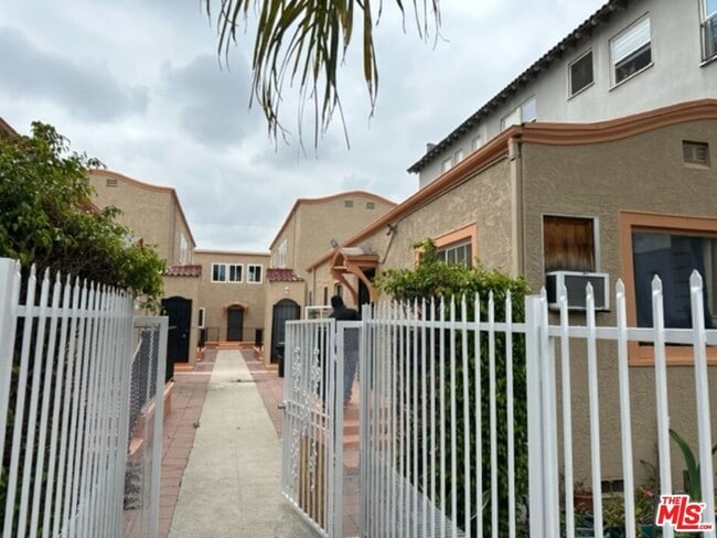 Foto del edificio - 836 S Catalina St