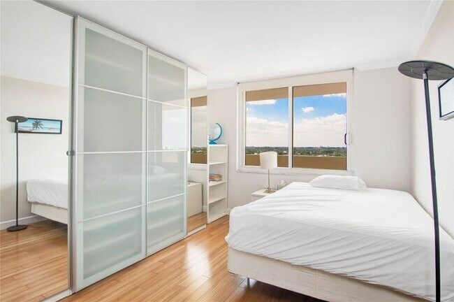 Foto del edificio - 2200 NE 33rd Ave