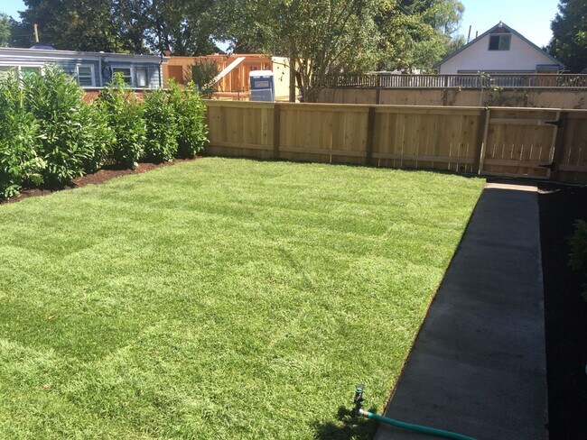 Foto del edificio - Crisp Duplex, offstreet parking, great backyard too.