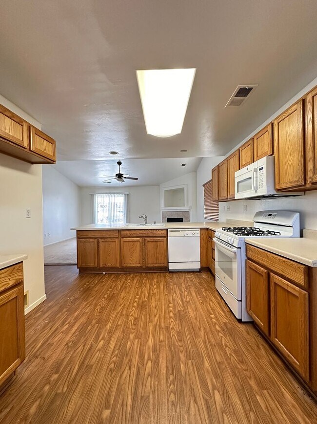 Foto del edificio - 3 Bed, 2 Bath Home with Spacious Backyard!