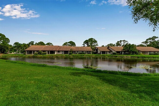 Foto del edificio - 5224 Lake Village Dr