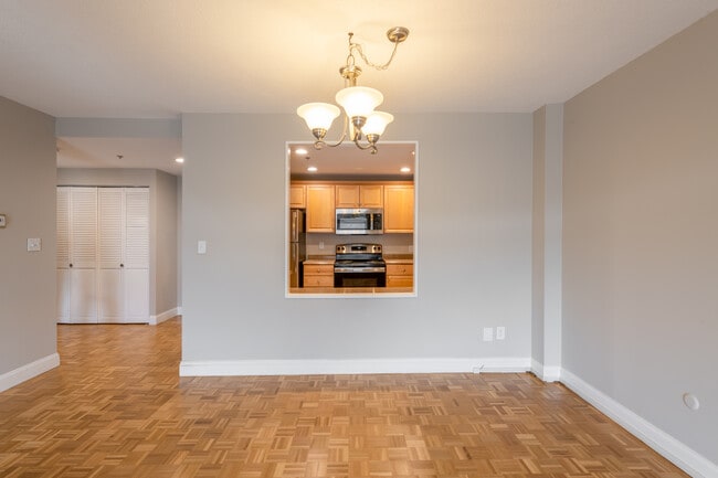 1BR, 1BA - 1,000SF - Highland West
