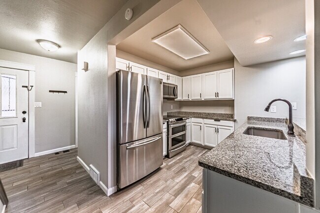 Foto del edificio - Beautiful Townhome with 3bedrooms and 3 bathrooms, and 1 car garage for rent.