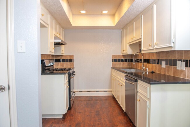 Foto del edificio - 1002 Cresswell Dr