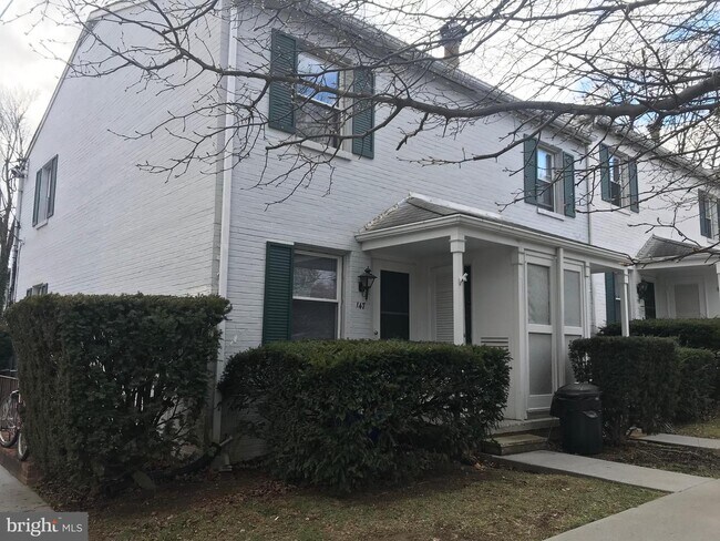 Building Photo - 147 Peyton St