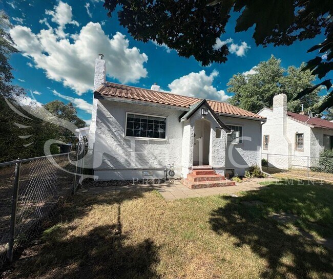 Building Photo - Two Bedroom, One Bathroom Home with Bonus ...