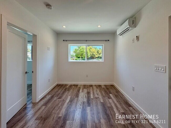 Foto del edificio - 8045 Darby Ave