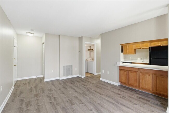 Foto del edificio - "Charming 2-Bed Oasis: Cozy 780 Sq Ft Retreat in Sterling, VA!"