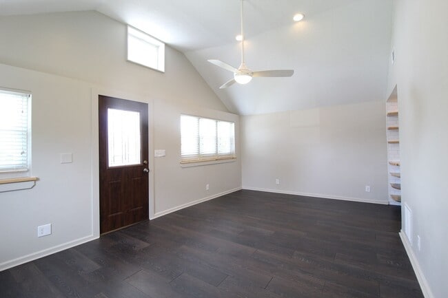 Building Photo - 1 Bedroom 1 Bath Beautifully Renovated Hou...