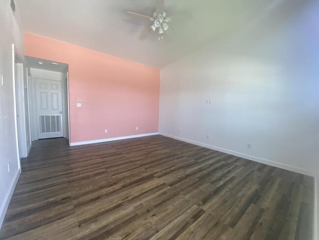 Foto del edificio - 818 Airport Rd