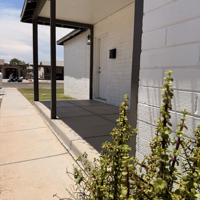 Building Photo - 1510 W Orange Ave