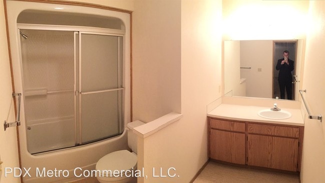 Building Photo - 9700-9718-9718 SW North Dakota St