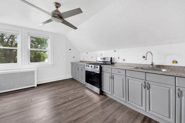 Building Photo - 265 Mayflower Ave