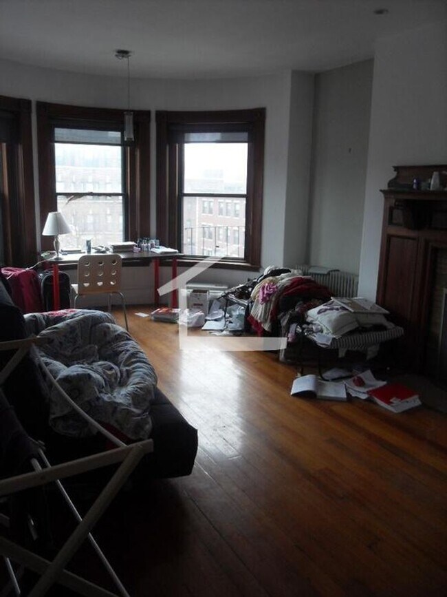 Foto del edificio - Huge penthouse unit with in unit laundry i...