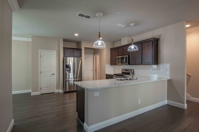 Building Photo - 2127 Square feet! 4 Bed, 2.5 Bath in Villa...