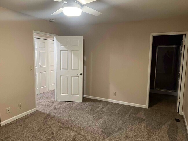 Building Photo - 961 Foxboro Dr