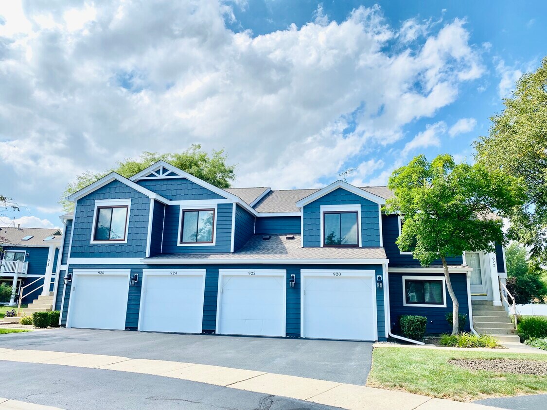 front - 922 Brunswick Cir
