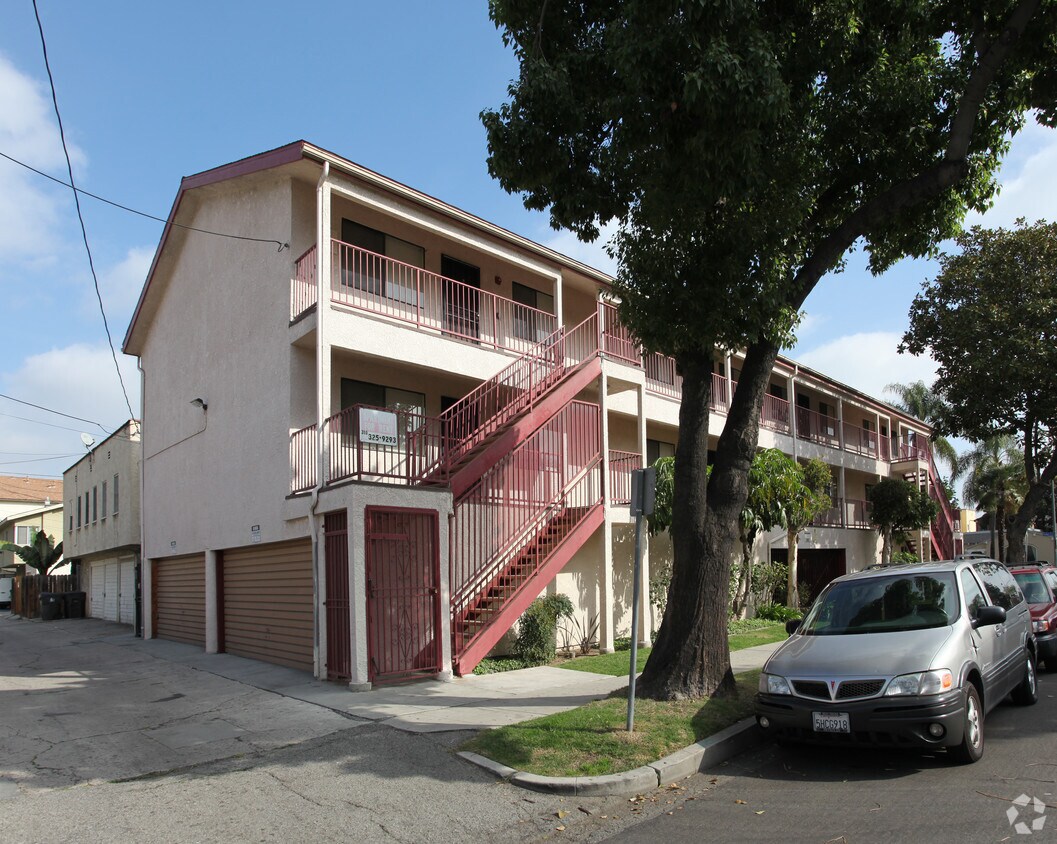 Building Photo - 2101 Cedar Ave
