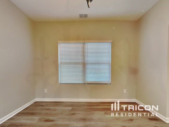Building Photo - 452 Shady Glen
