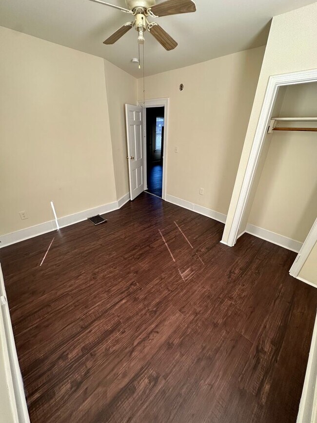 Building Photo - 446 Shelton St