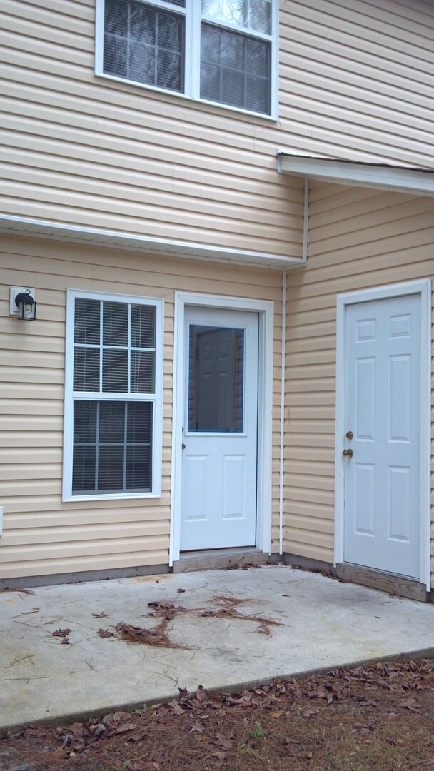 Building Photo - MOVE IN READY!!