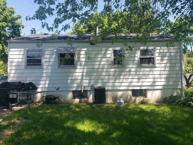 Building Photo - 2701 Iroquois Rd
