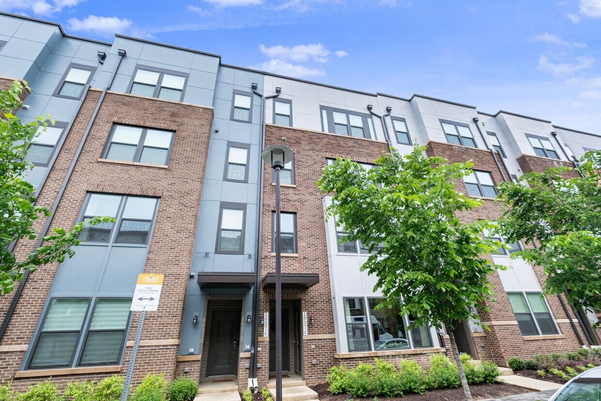 Primary Photo - Stunning 2 BR/2.5 BA Townhome in Rockville!