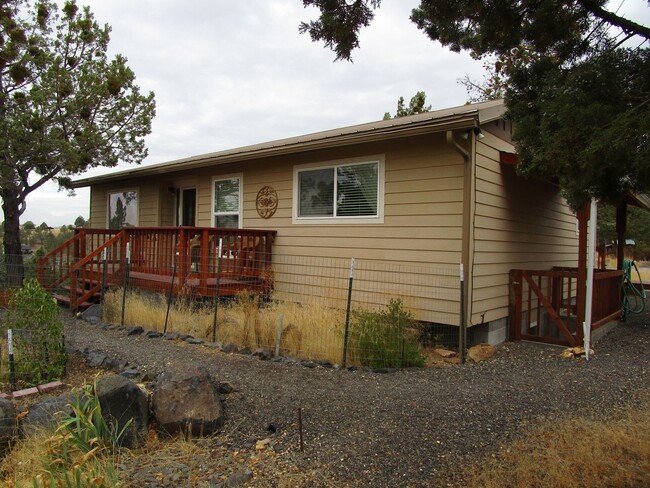 Building Photo - Spacious 2 Story, 2 Bedroom, 2 Bath Home o...