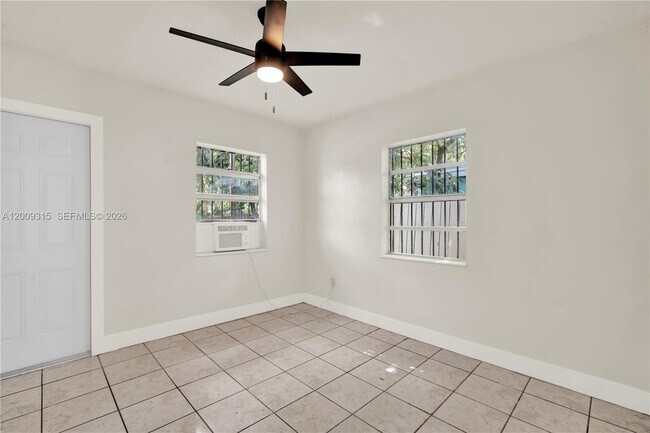 Foto del edificio - 105 NW 7th Ave