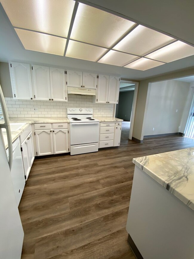 Foto del edificio - Spacious 4 Bedroom, 2 Bath Home with Large Yard -