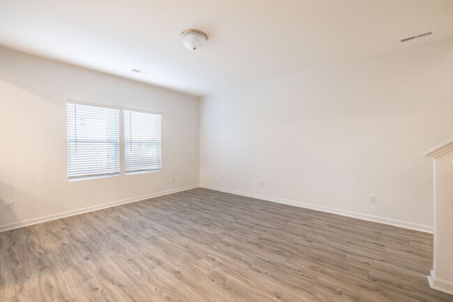 Foto del edificio - 3BD Townhome Convenient to Hwy 74/ Minutes to Bypass- AVAILABLE MARCH 2026