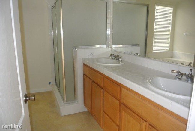 Building Photo - 4 br, 2 bath House - 214 Oak Ave.