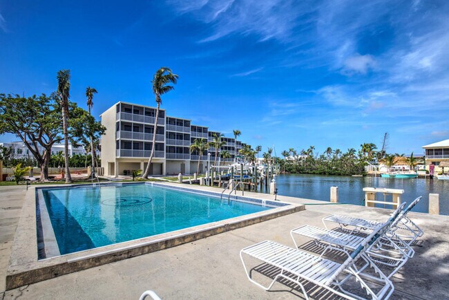 Building Photo - 130 Coco Plum Dr