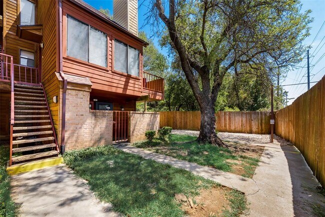 Building Photo - 2301 Basil Dr