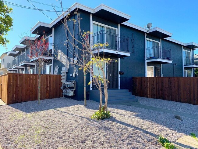 Foto del edificio - Remodeled 2-Bd Townhome w/ Patio, Washer/D...