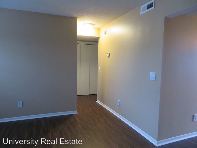 Building Photo - 820 Red Hill Dr