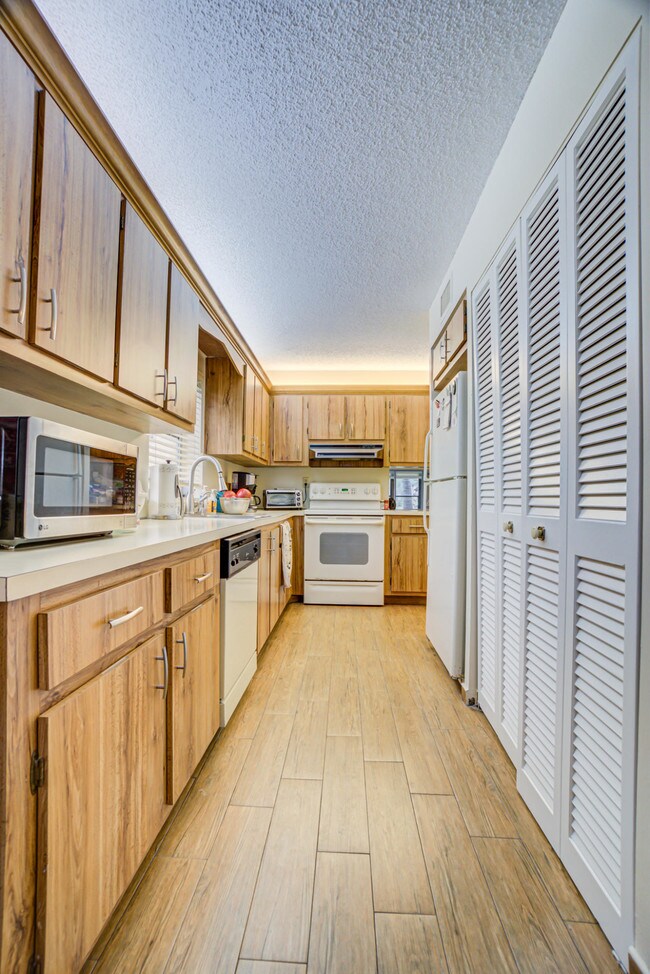 Building Photo - 5840 Sugar Palm Ct