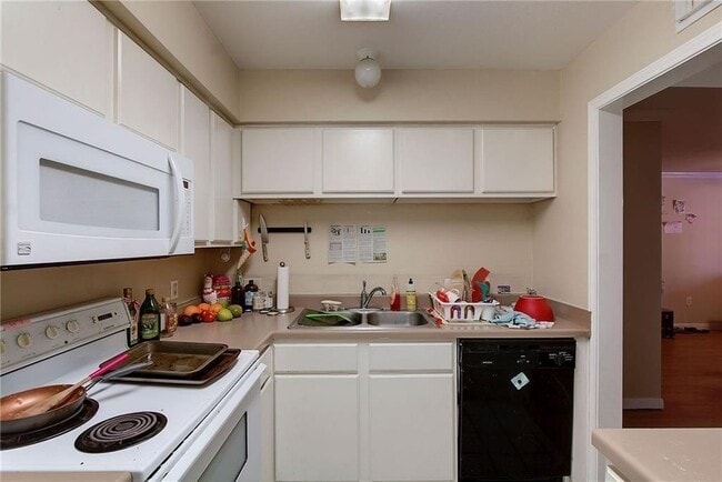 Building Photo - 501 W 26th
