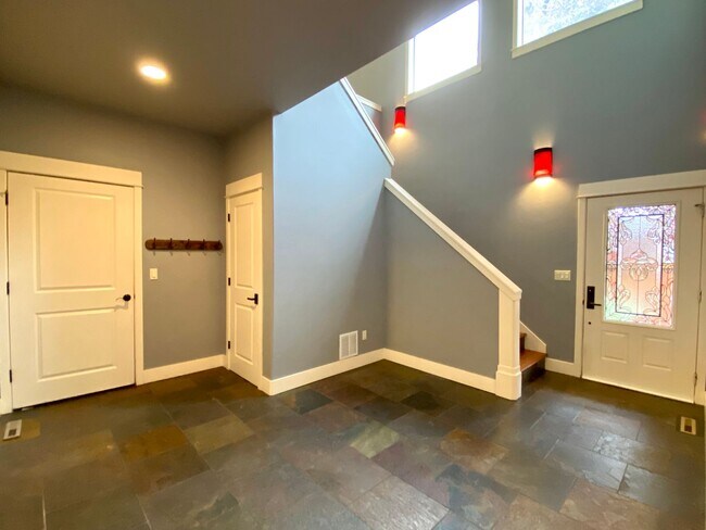 Foto del edificio - Spacious 3 BR w/ all wood floors and great...