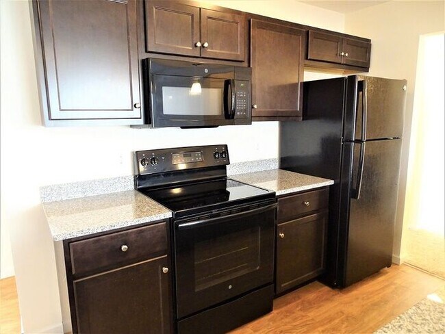Foto del edificio - Generous-Sized 1 Bedroom, 2nd Floor Apartment