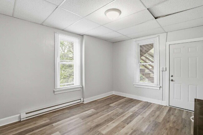 Foto del edificio - Welcome home to this newly renovated 2 bedroom top floor apartment