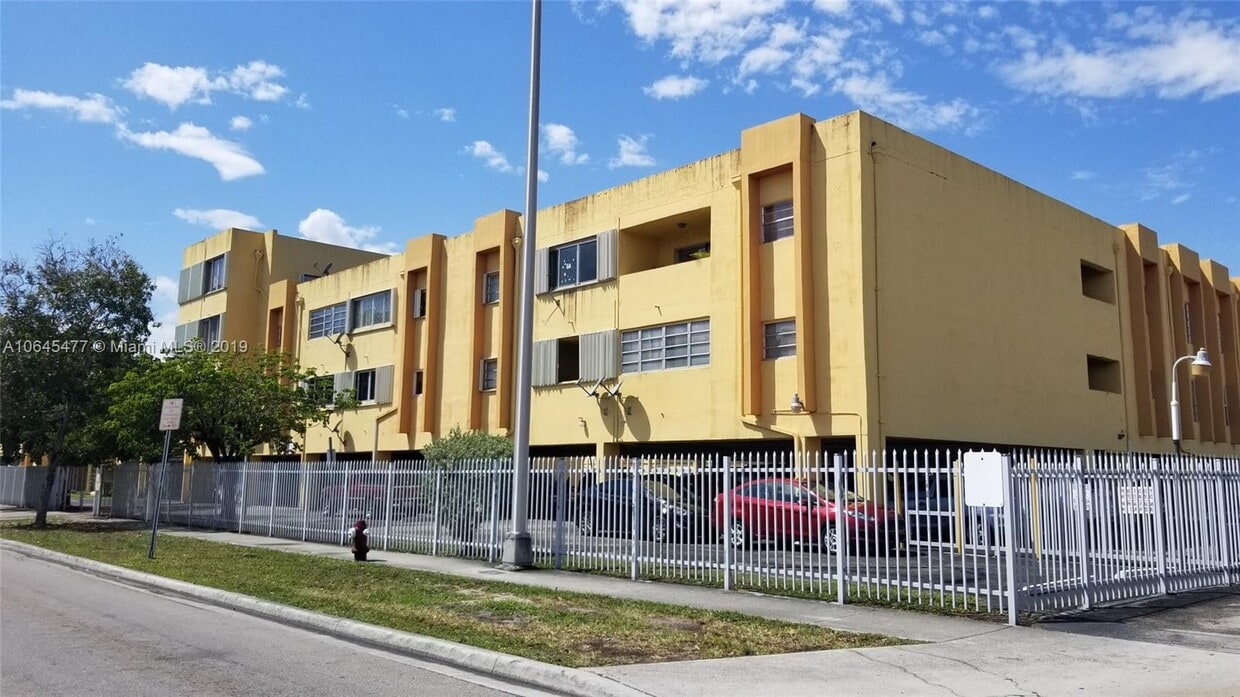 Foto principal - 1555 W 44th Pl
