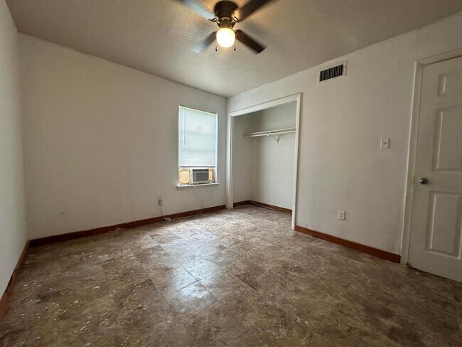 Building Photo - 1105 Westwood Ln
