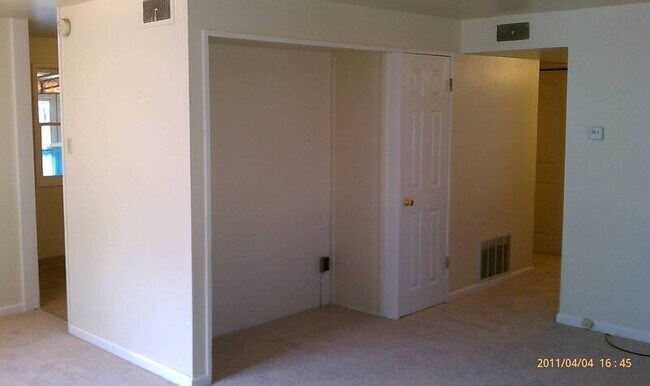 Building Photo - 2604 Robin Dr