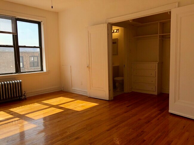 Building Photo - 3734 N Pine Grove Ave