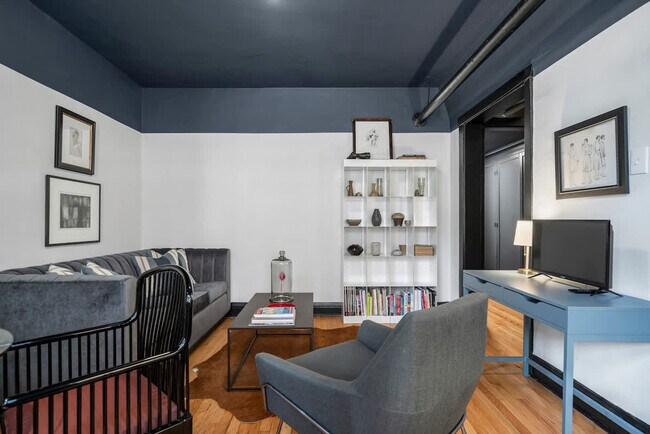 Foto del edificio - 1423 W Addison St