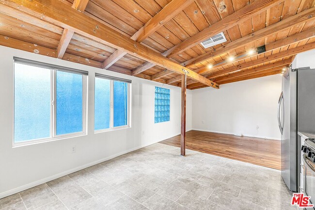 Building Photo - 1252 W 1st St
