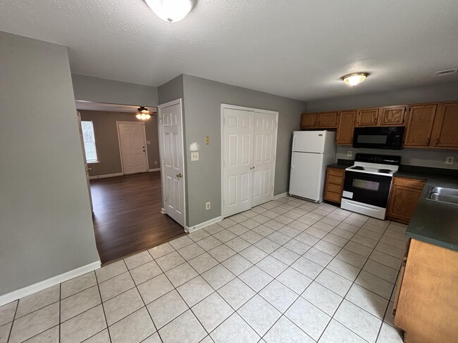 Building Photo - 210 Maple Leaf Ln