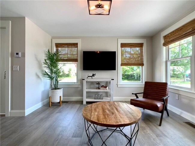 Foto del edificio - 52 Tuckerman Ave