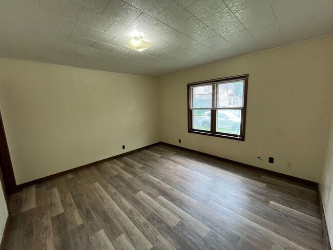 Building Photo - 310 W Arnold St